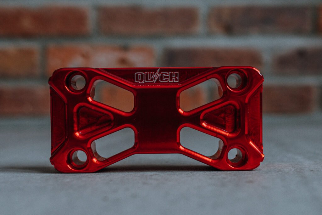 Top clamp guidon Harley V2 aluminium usiné CNC rouge candy – Quick Industrie