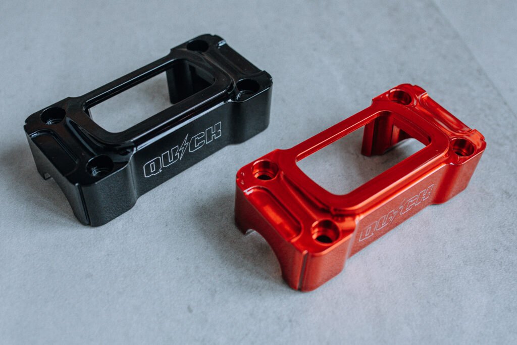 Clamp digital moto CNC noir et rouge anodisé pour Harley-Davidson – Quick Industrie