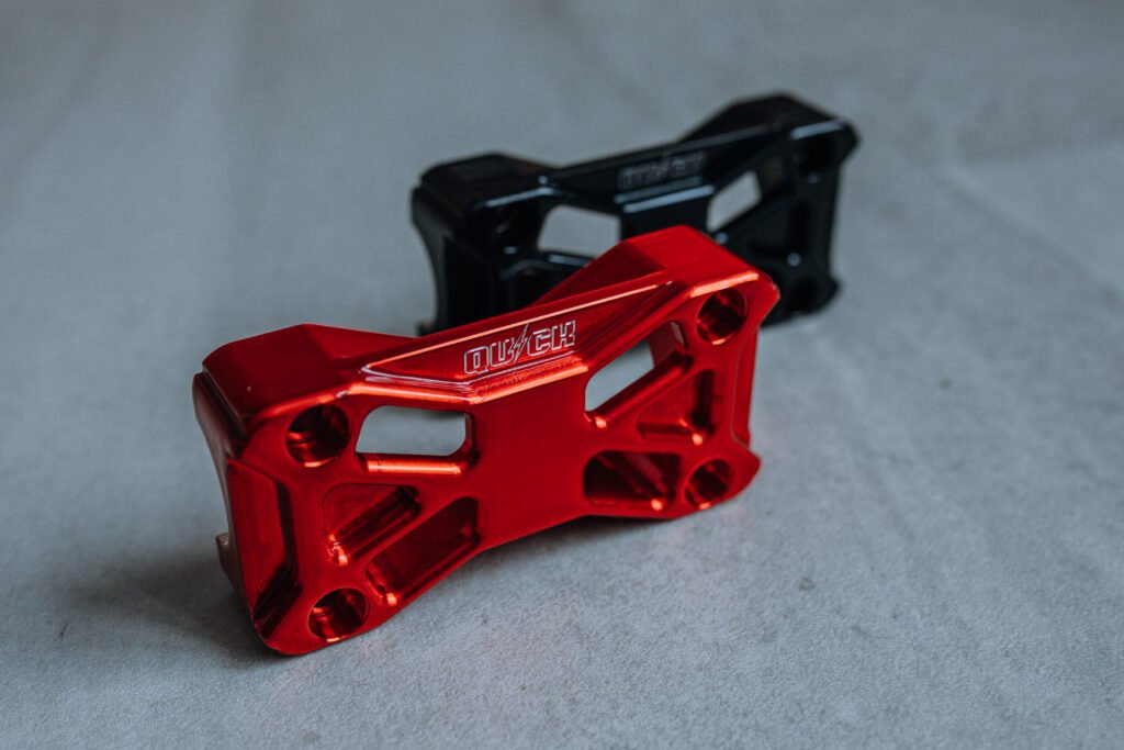 Top clamp guidon Harley V2 aluminium usiné CNC noir brillant et rouge candy – Quick Industrie