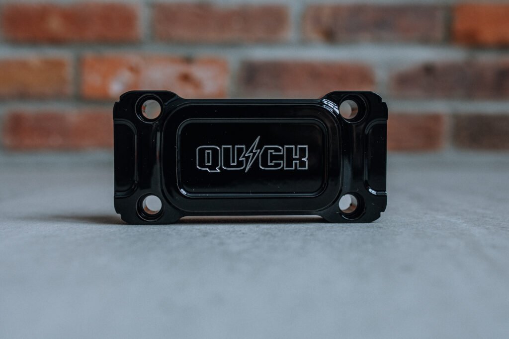 Clamp standard moto CNC noir anodisé pour Harley-Davidson – Quick Industrie