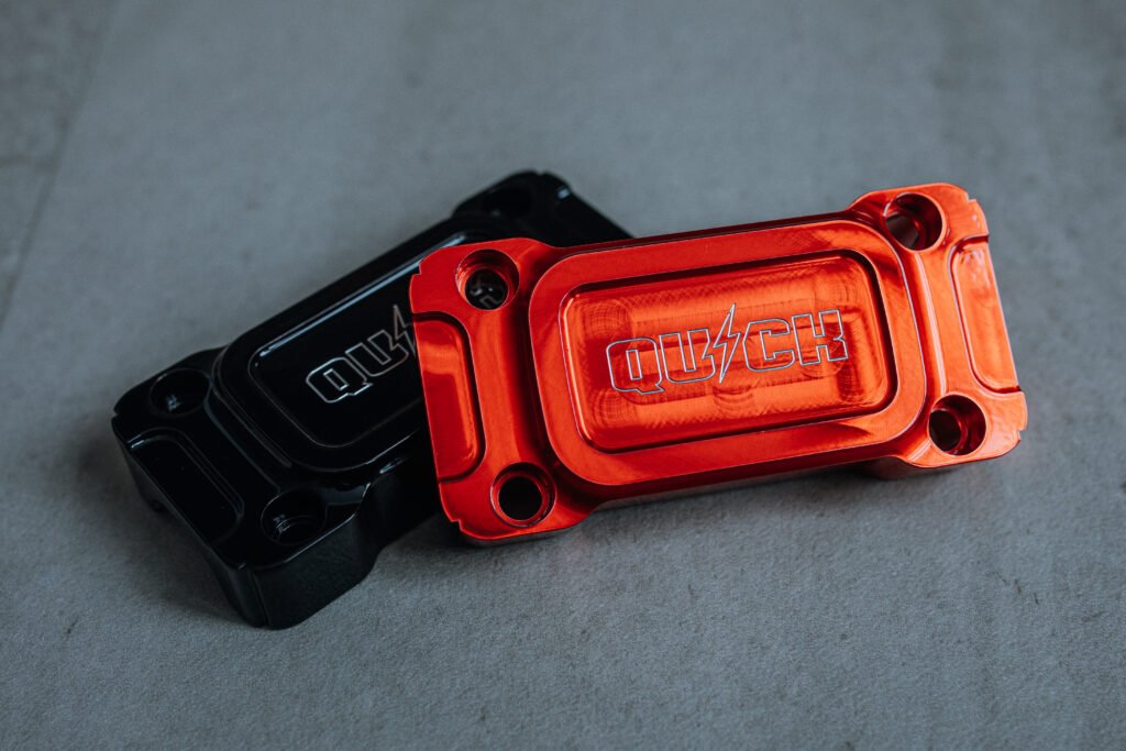 Clamp standard moto CNC noir et rouge anodisé pour Harley-Davidson – Quick Industrie