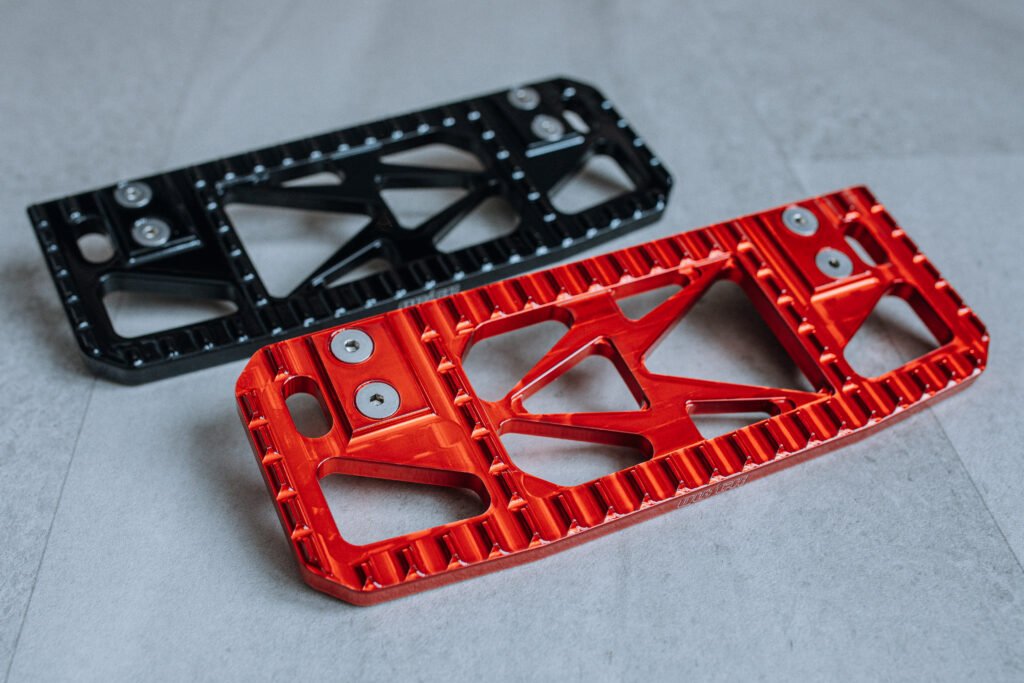 Floorboard moto CNC noir et rouge anodisé pour Harley-Davidson – plateforme repose-pied Quick Industrie