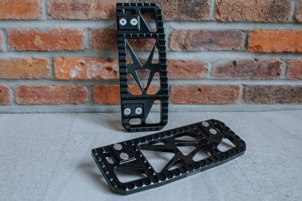 Floorboard moto CNC noir anodisé pour Harley-Davidson – plateforme repose-pied Quick Industrie