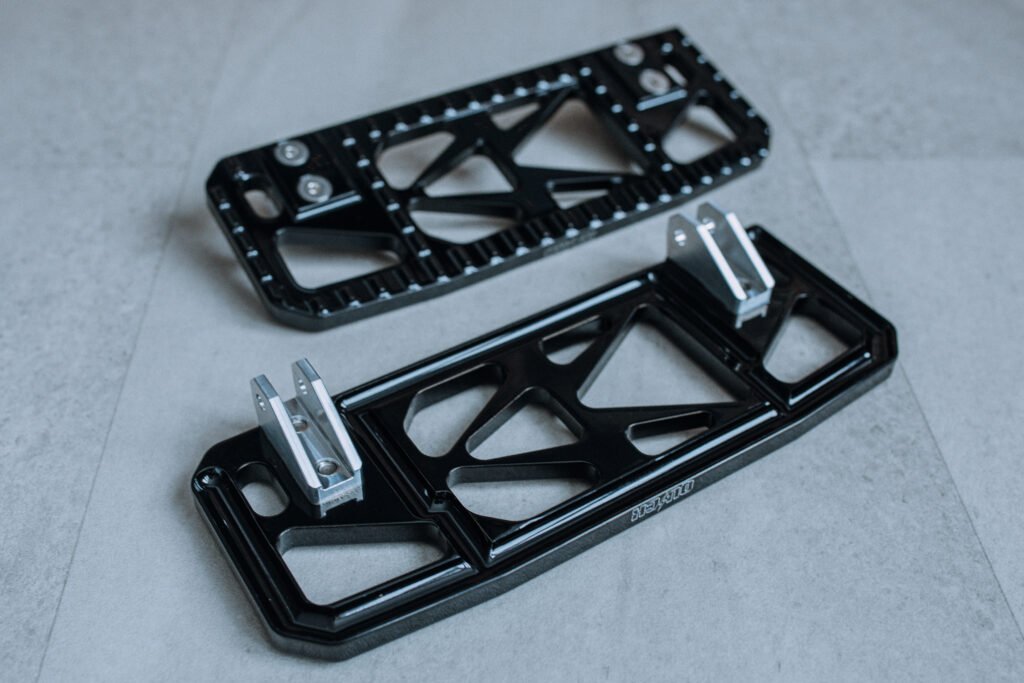 Floorboard moto CNC noir anodisé pour Harley-Davidson – plateforme repose-pied Quick Industrie