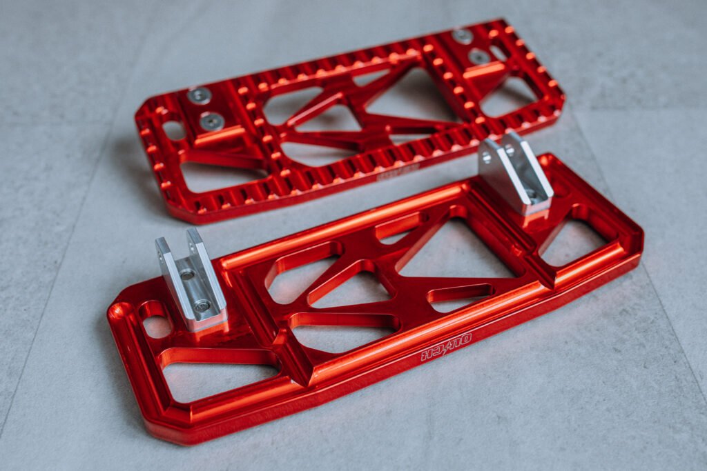 Floorboard moto CNC rouge anodisé pour Harley-Davidson – plateforme repose-pied Quick Industrie