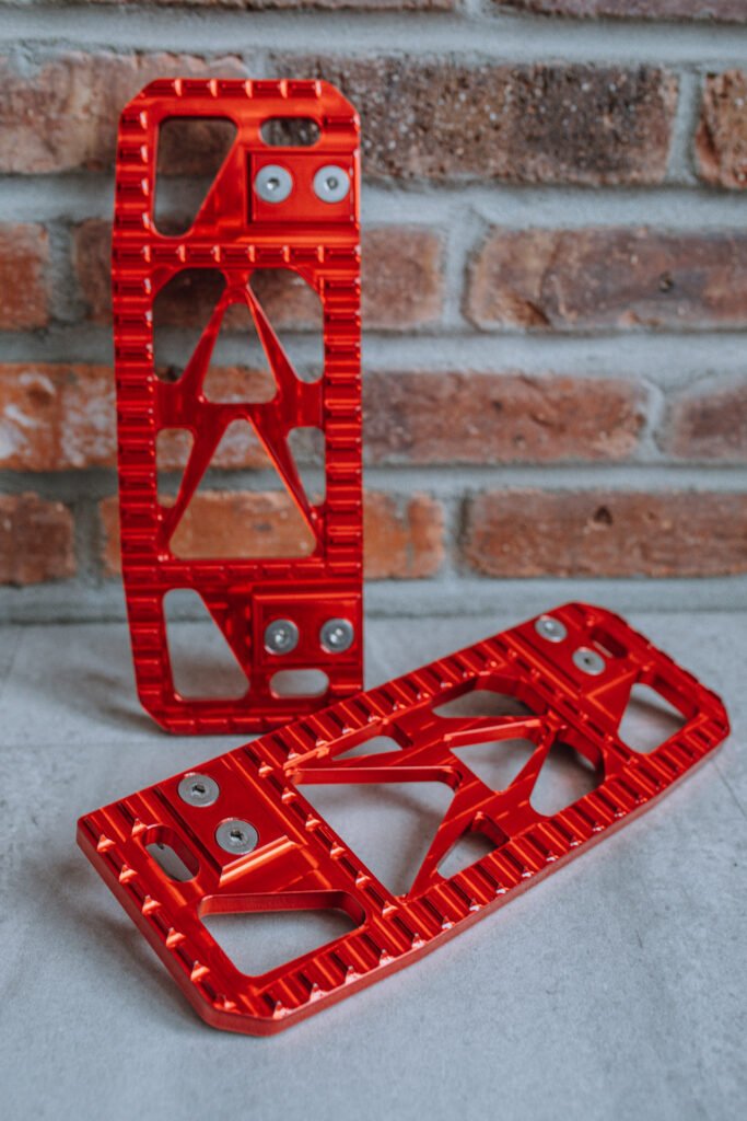 Floorboard moto CNC rouge anodisé pour Harley-Davidson – plateforme repose-pied Quick Industrie