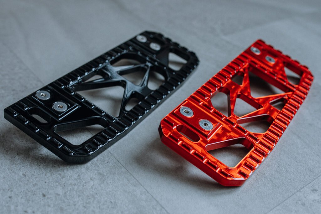 Floorboard moto CNC noir et rouge anodisé pour Harley-Davidson – plateforme repose-pied Quick Industrie