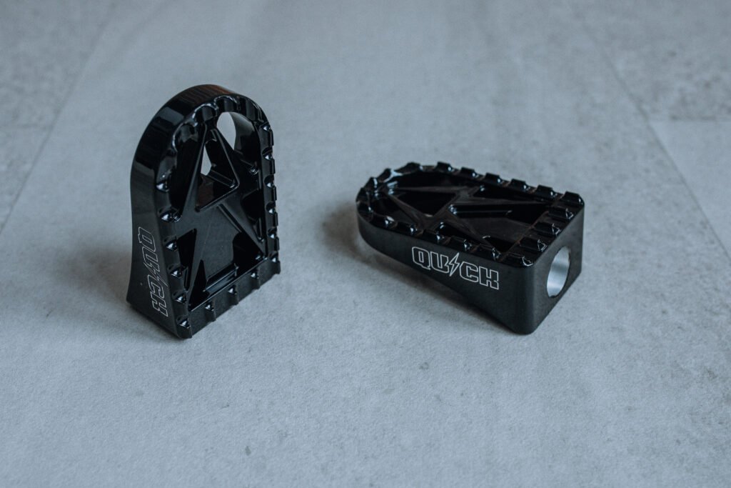 Repose-pieds moto aluminium 6061 Double Bolt noir – kit avant ou arrière – Quick Industrie