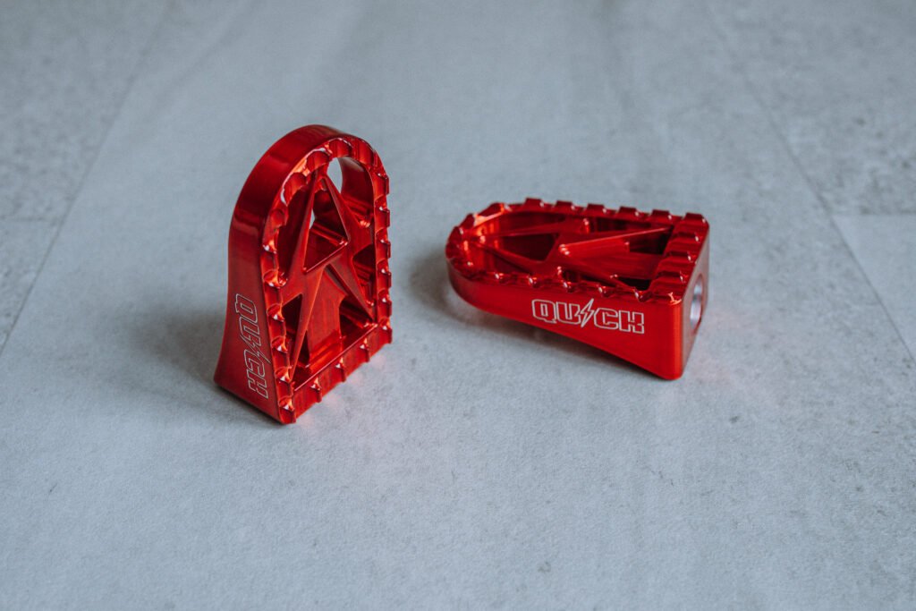 Repose-pieds moto aluminium 6061 Double Bolt rouge – kit avant ou arrière – Quick Industrie