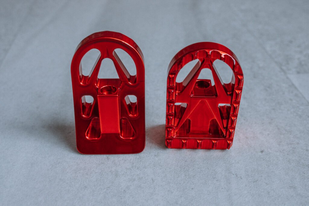 Repose-pieds moto aluminium 6061 Double Bolt rouge – kit avant ou arrière – Quick Industrie