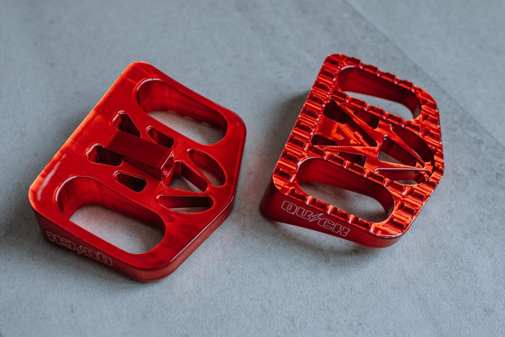 Repose-pieds type plancher compact Harley Davidson aluminium 6061 rouge – Quick Industrie