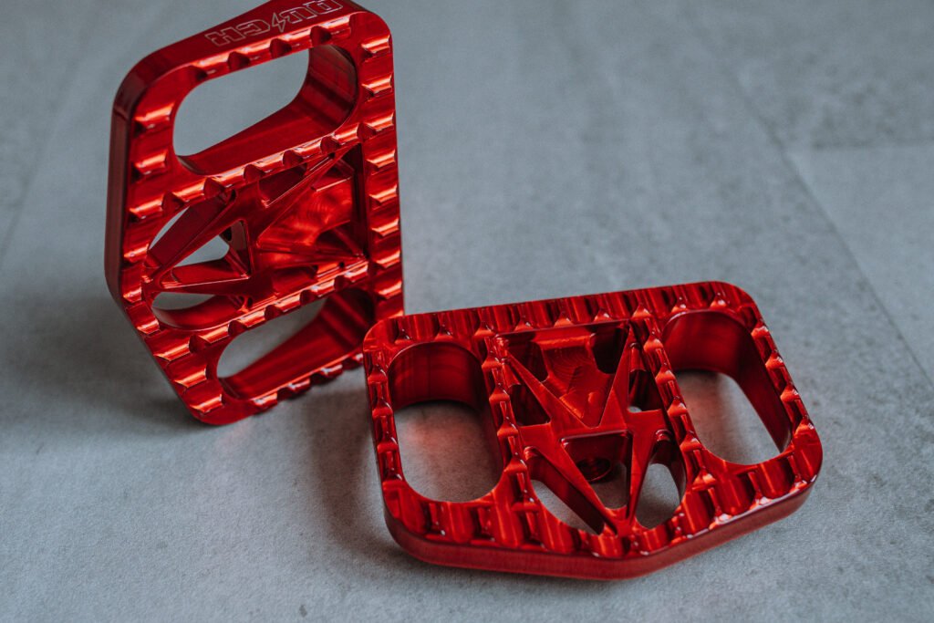 Repose-pieds type plancher compact Harley Davidson aluminium 6061 rouge – Quick Industrie