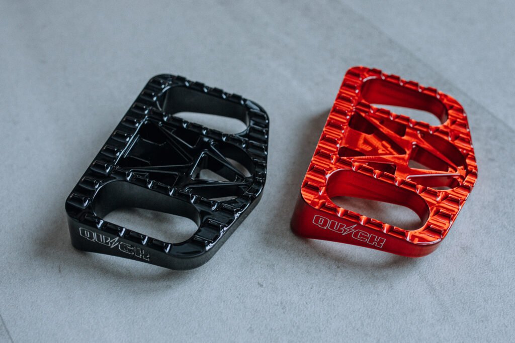 Repose-pieds type plancher compact Harley Davidson aluminium 6061 noir et rouge – Quick Industrie