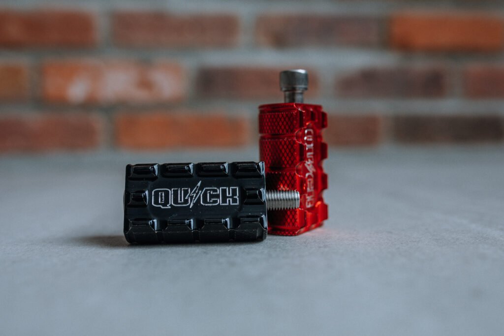 pédale de changement de vitesse (shifter peg) moto CNC noir et rouge anodisé pour Harley-Davidson – Quick Industrie