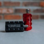 pédale de changement de vitesse (shifter peg) moto CNC noir et rouge anodisé pour Harley-Davidson – Quick Industrie