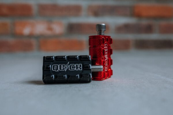 pédale de changement de vitesse (shifter peg) moto CNC noir et rouge anodisé pour Harley-Davidson – Quick Industrie