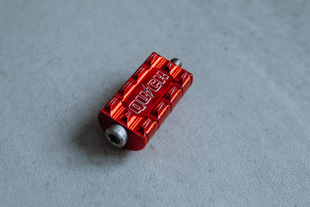 pédale de changement de vitesse (shifter peg) moto CNC noir et rouge anodisé pour Harley-Davidson – Quick Industrie