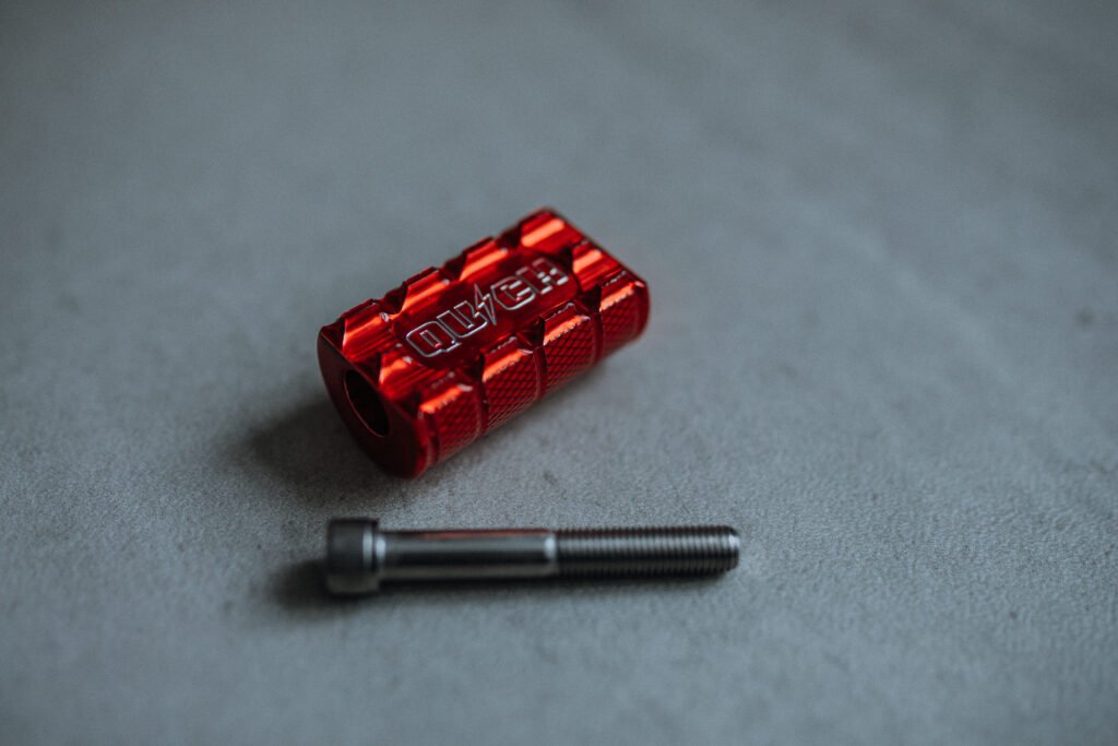 pédale de changement de vitesse (shifter peg) moto CNC noir et rouge anodisé pour Harley-Davidson – Quick Industrie