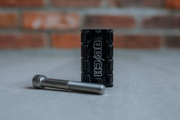 pédale de changement de vitesse (shifter peg) moto CNC noir et rouge anodisé pour Harley-Davidson – Quick Industrie